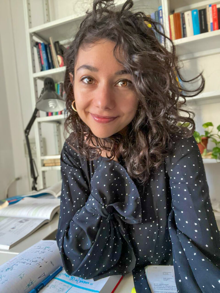 Ilaria Sisto, vincitrice della borsa di studio Ilaria Sisto, vincitrice della borsa di studio sulla storia del giornalismo scientifico italiano, sorride alla telecamera nel