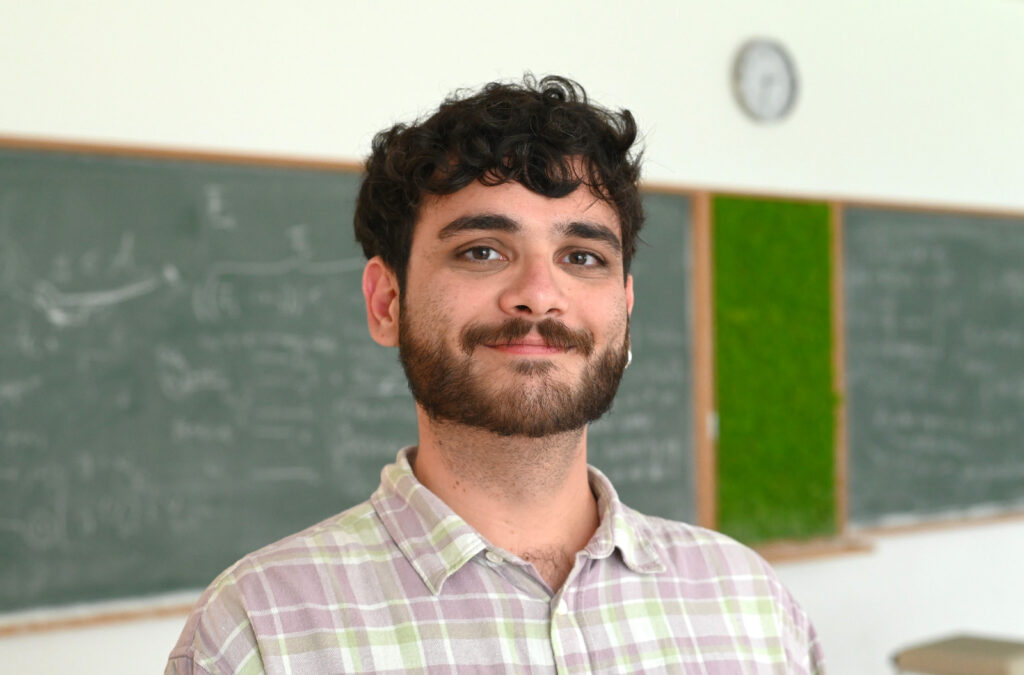 Simone Ramello, vincitore borsa SISSA Simone Ramello, vincitore della borsa SISSA, in aula scolastica con lavagna alle spalle